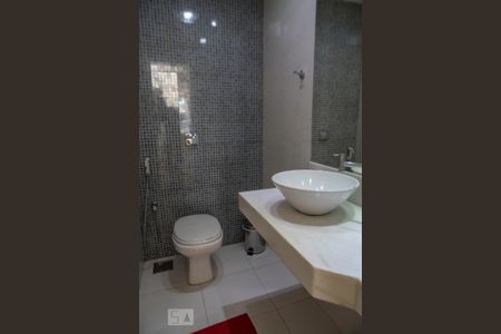Casa de condomínio à venda com 500m², 4 quartos e 2 vagas Casa de condomínio à venda com 500m², 4 quartos e 2 vagasBanheiro da Área Externa