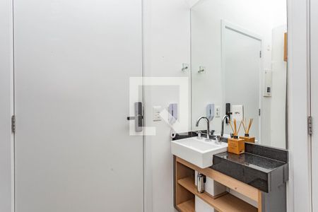 Banheiro de kitnet/studio para alugar com 1 quarto, 24m² em Liberdade, São Paulo