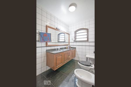 Casa à venda com 540m², 4 quartos e 8 vagasBanheiro da Suite 2