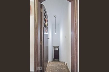 Casa à venda com 540m², 4 quartos e 8 vagasEscadaria para a Garagem