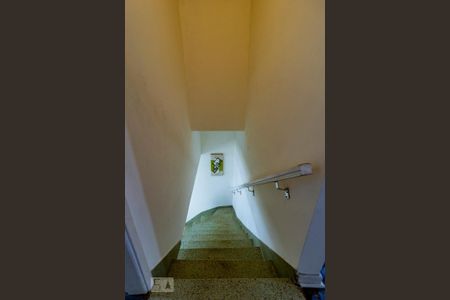 Casa à venda com 112m², 3 quartos e 1 vaga Casa à venda com 112m², 3 quartos e 1 vagaEscada