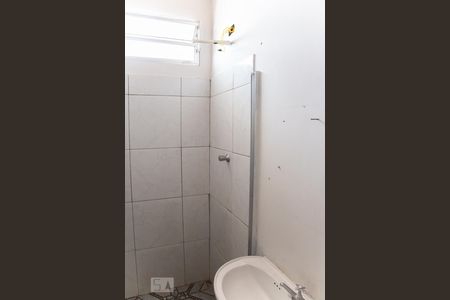 Banheiro de casa para alugar com 2 quartos, 32m² em Vila Carmosina, São Paulo