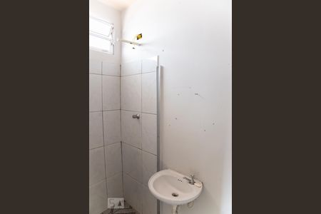 Banheiro de casa para alugar com 2 quartos, 32m² em Vila Carmosina, São Paulo