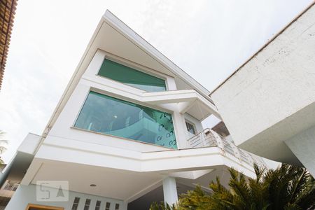 Casa de condomínio à venda com 457m², 3 quartos e 4 vagas Casa de condomínio à venda com 457m², 3 quartos e 4 vagasFachada