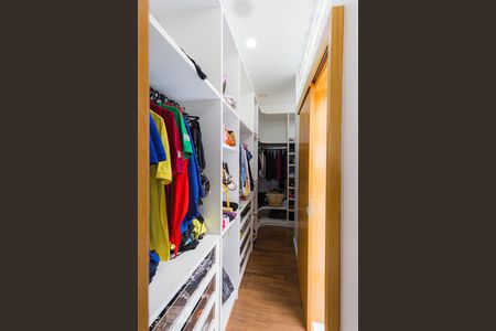 Casa de condomínio à venda com 457m², 3 quartos e 4 vagas Casa de condomínio à venda com 457m², 3 quartos e 4 vagasCloset da Suíte 1