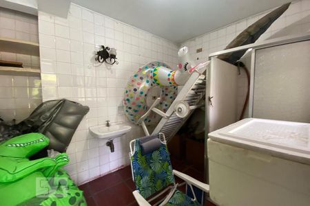 Casa à venda com 544m², 4 quartos e 3 vagasQuintal - Banheiro 2