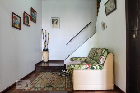 Casa à venda com 378m², 4 quartos e 2 vagasEscada e corredor