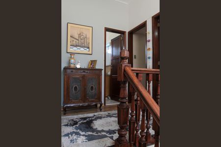 Casa à venda com 378m², 4 quartos e 2 vagasEscada e corredor