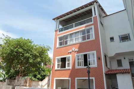 Casa à venda com 378m², 4 quartos e 2 vagasFachada da Casa
