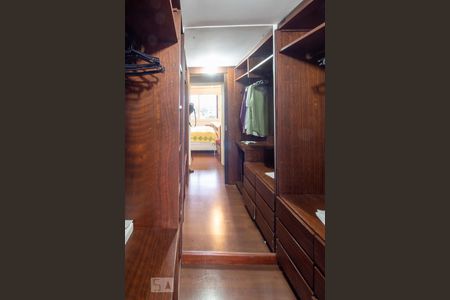 Apartamento à venda com 200m², 3 quartos e 2 vagas Apartamento à venda com 200m², 3 quartos e 2 vagasCloset da Suíte 1