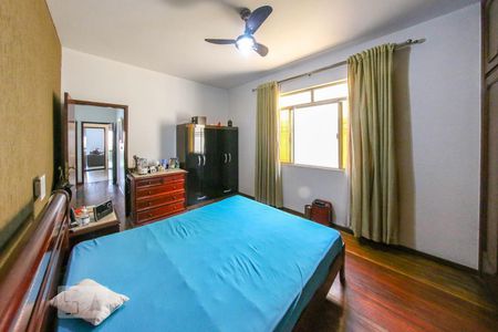 Casa à venda com 360m², 3 quartos e 3 vagas Casa à venda com 360m², 3 quartos e 3 vagasQuarto 2