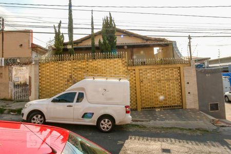 Casa à venda com 360m², 3 quartos e 3 vagas Casa à venda com 360m², 3 quartos e 3 vagasFachada