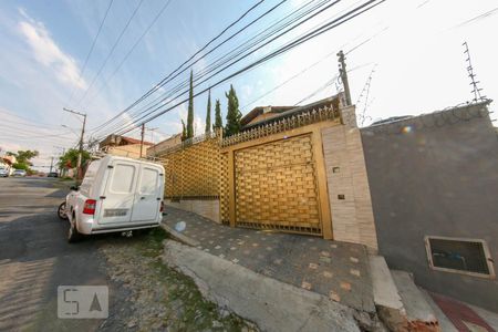 Casa à venda com 360m², 3 quartos e 3 vagas Casa à venda com 360m², 3 quartos e 3 vagasFachada