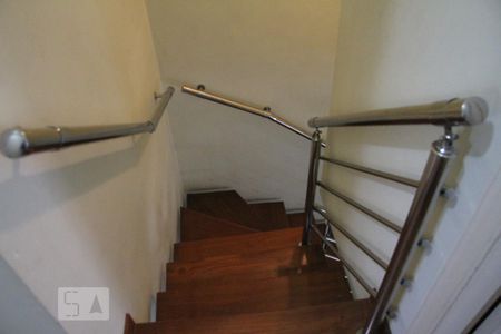 Casa à venda com 250m², 3 quartos e 4 vagasEscadas