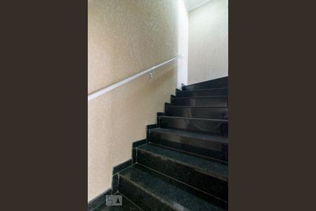 Apartamento à venda com 144m², 2 quartos e 2 vagas Apartamento à venda com 144m², 2 quartos e 2 vagasEscada