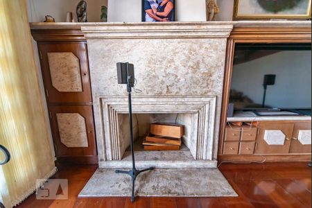 Casa à venda com 500m², 4 quartos e 4 vagas Casa à venda com 500m², 4 quartos e 4 vagasLareira