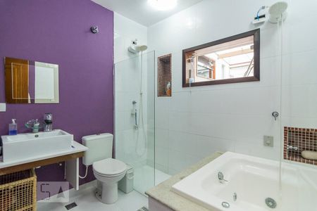 Casa à venda com 240m², 3 quartos e 3 vagasBanheiro da Suíte 1