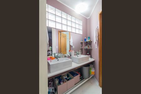 Casa à venda com 240m², 3 quartos e 3 vagasBanheiro da Suíte 2