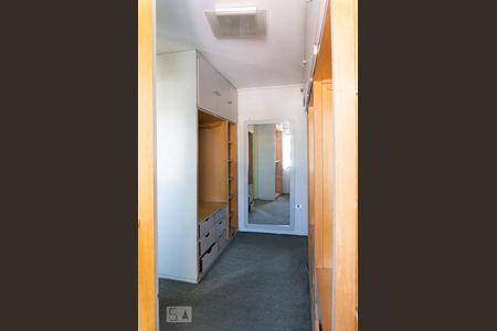 Casa à venda com 450m², 4 quartos e 4 vagas Casa à venda com 450m², 4 quartos e 4 vagasCloset da Suíte 3