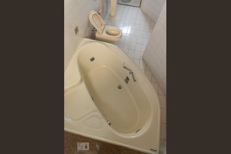 Casa à venda com 450m², 4 quartos e 4 vagas Casa à venda com 450m², 4 quartos e 4 vagasBanheiro da Suíte 1