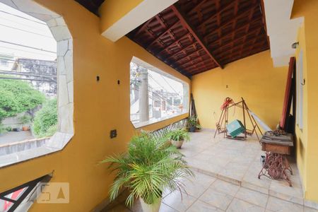 Casa à venda com 120m², 3 quartos e 2 vagas Casa à venda com 120m², 3 quartos e 2 vagasvaranda