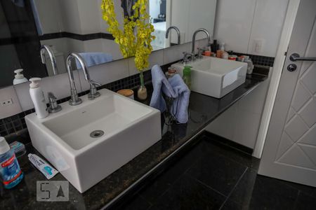 Apartamento à venda com 390m², 4 quartos e 3 vagas Apartamento à venda com 390m², 4 quartos e 3 vagasBanheiro da Suite 2