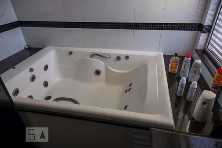 Apartamento à venda com 390m², 4 quartos e 3 vagas Apartamento à venda com 390m², 4 quartos e 3 vagasBanheiro da Suite 2