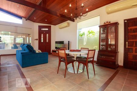 Casa à venda com 250m², 3 quartos e 3 vagas Casa à venda com 250m², 3 quartos e 3 vagasSala