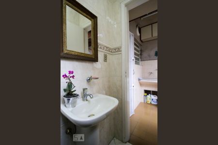 Casa à venda com 110m², 2 quartos e 2 vagas Casa à venda com 110m², 2 quartos e 2 vagasBanheiro da área de serviço
