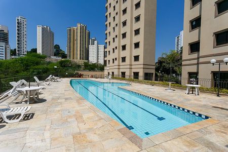 Apartamento à venda com 149m², 4 quartos e 4 vagas Apartamento à venda com 149m², 4 quartos e 4 vagasÁrea comum - Piscina