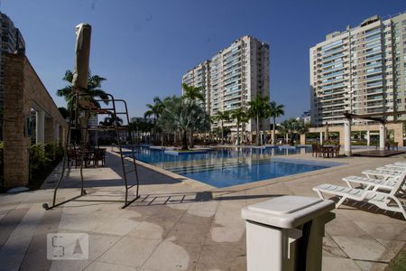 Apartamento à venda com 68m², 2 quartos e 1 vaga Apartamento à venda com 68m², 2 quartos e 1 vagaPiscina