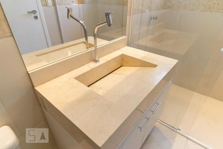 Casa à venda com 240m², 5 quartos e 4 vagasBanheiro da Suíte 2