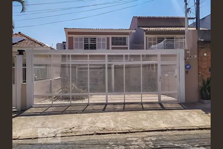 Casa à venda com 240m², 5 quartos e 4 vagasFachada