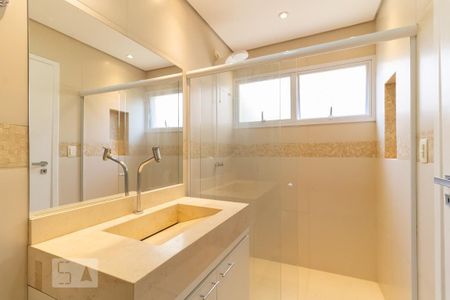 Casa à venda com 240m², 5 quartos e 4 vagasBanheiro da Suíte 2