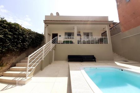 Casa à venda com 160m², 4 quartos e sem vaga Casa à venda com 160m², 4 quartos e sem vagaFachada