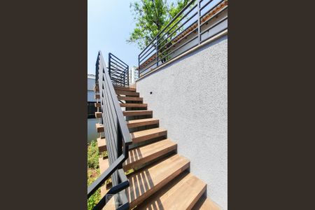 Casa à venda com 340m², 3 quartos e 6 vagas Casa à venda com 340m², 3 quartos e 6 vagasEscada