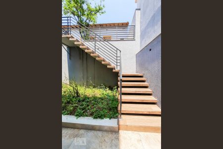 Casa à venda com 340m², 3 quartos e 6 vagas Casa à venda com 340m², 3 quartos e 6 vagasEscada