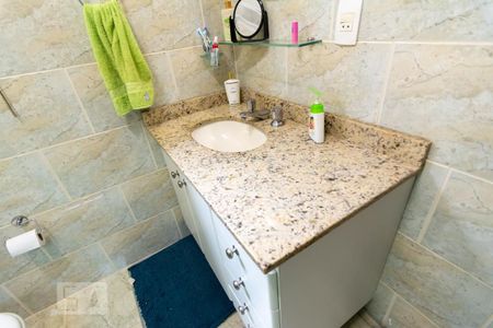 Casa de condomínio à venda com 136m², 3 quartos e 3 vagasBanheiro