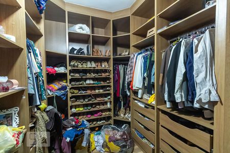 Casa à venda com 360m², 4 quartos e 1 vaga Casa à venda com 360m², 4 quartos e 1 vagaCloset da Suíte 1