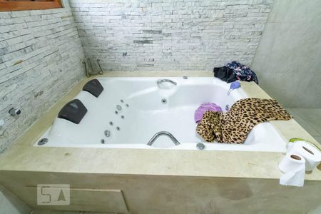 Casa à venda com 360m², 4 quartos e 1 vaga Casa à venda com 360m², 4 quartos e 1 vagaBanheira