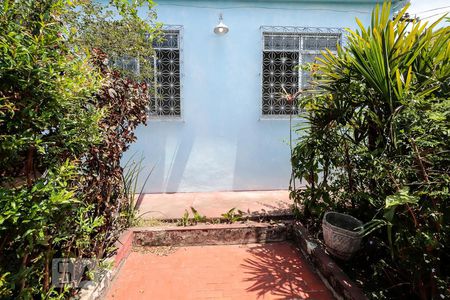 Casa à venda com 160m², 2 quartos e 4 vagas Casa à venda com 160m², 2 quartos e 4 vagasQuintal frente