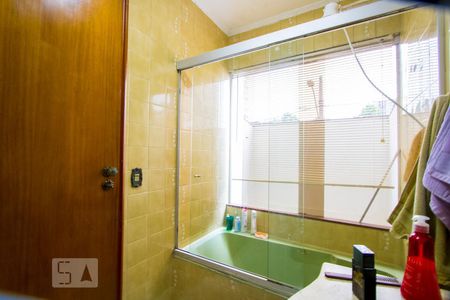 Casa à venda com 320m², 4 quartos e 6 vagasBanheiro do quarto 2