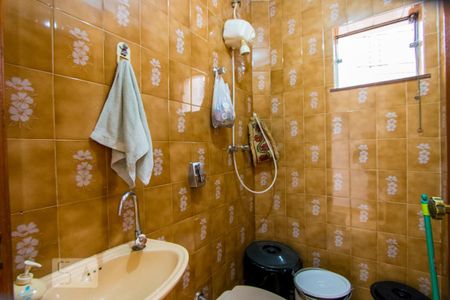 Casa à venda com 320m², 4 quartos e 6 vagasBanheiro de serviço