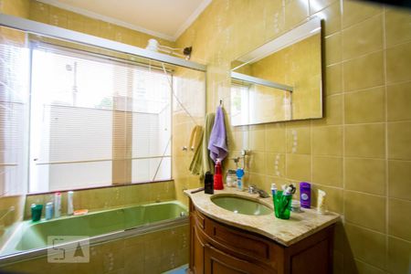 Casa à venda com 320m², 4 quartos e 6 vagasBanheiro do quarto 2