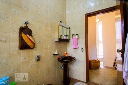 Casa à venda com 320m², 4 quartos e 6 vagasBanheiro social