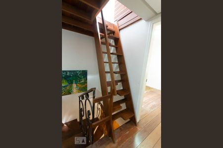 Casa à venda com 191m², 4 quartos e 2 vagas Casa à venda com 191m², 4 quartos e 2 vagasEscada para sótão