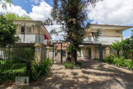 Casa à venda com 191m², 4 quartos e 2 vagas Casa à venda com 191m², 4 quartos e 2 vagasFachada