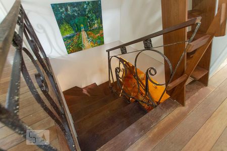 Casa à venda com 191m², 4 quartos e 2 vagas Casa à venda com 191m², 4 quartos e 2 vagasEscada acesso segundo piso