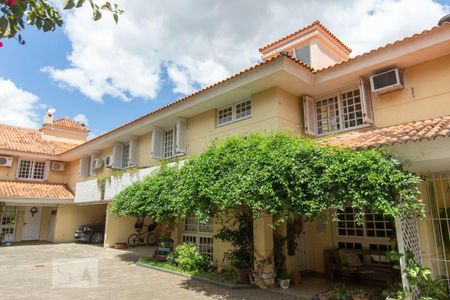 Casa à venda com 191m², 4 quartos e 2 vagas Casa à venda com 191m², 4 quartos e 2 vagasFachada