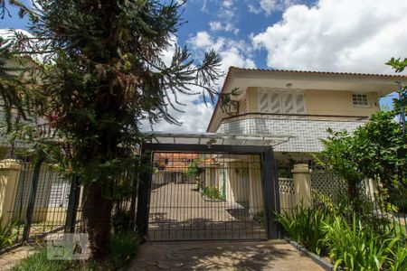 Casa à venda com 191m², 4 quartos e 2 vagas Casa à venda com 191m², 4 quartos e 2 vagasFachada